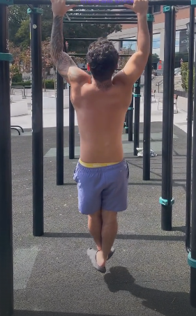 Treino de calistenia em praça de Madri